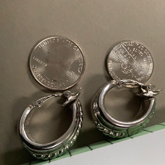 Trifari Signed Clip Vintage Earrings - Picture 4 of 5